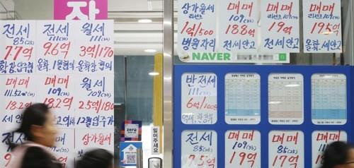 정부가 9억원 초과 전셋집 주인들의 임대소득세 탈루 여부를 집중 모니터링한다. 사진은 공인중개업소 전경,<연합뉴스>